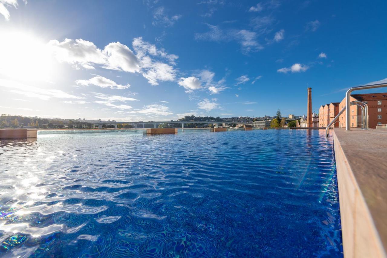 Pestana Douro Riverside - Preferred Hotels & Resorts, Lifestyle Valbom  Luaran gambar The rooftop pool at the hotel